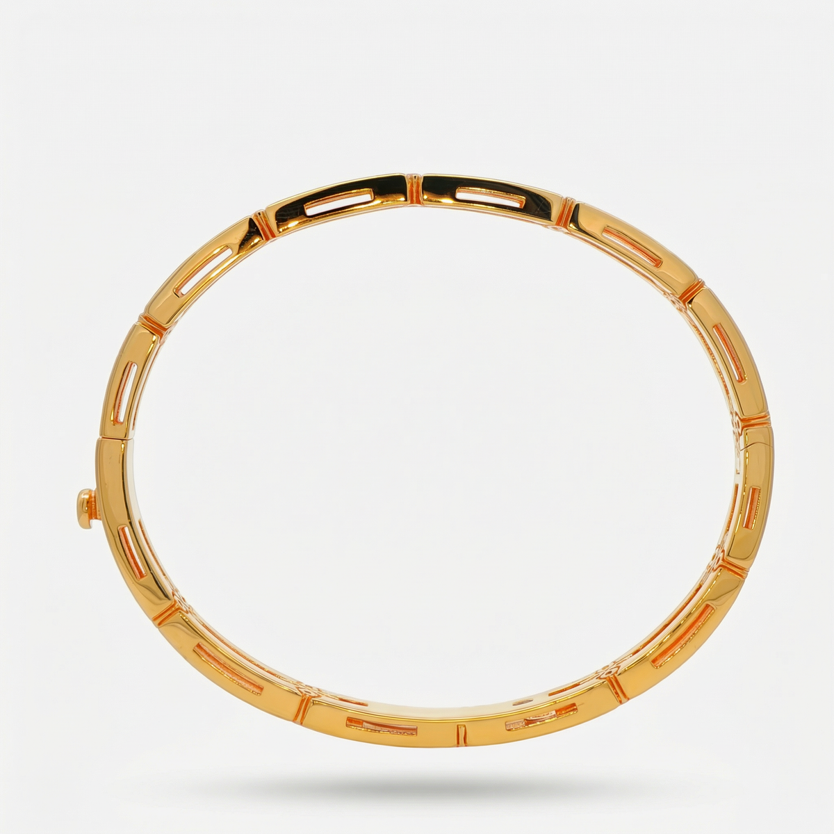 Quatrefoil Bangle with White Round Stone – on Yellow Gold