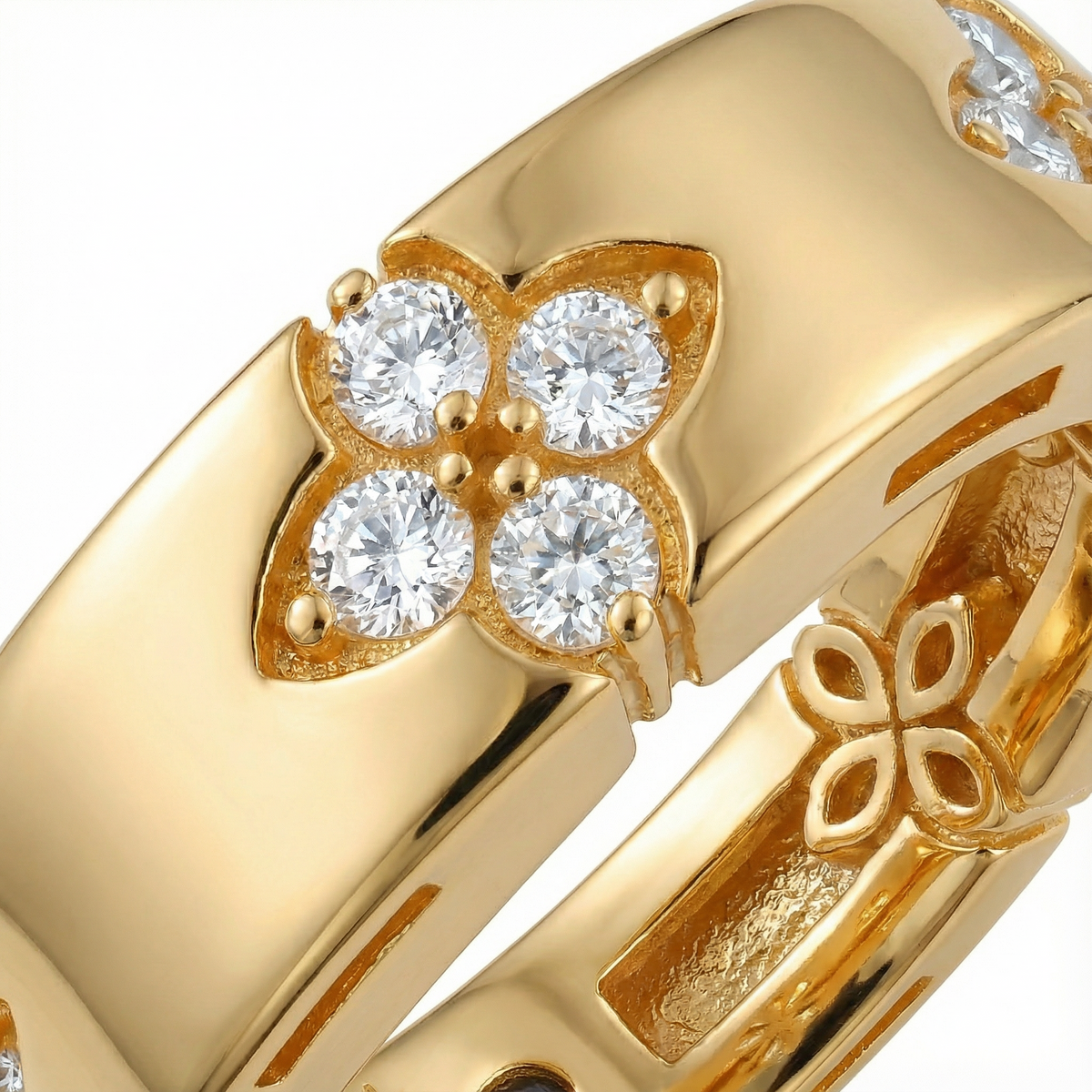 Quatrefoil Ring with White Round Stone – on Yellow Gold