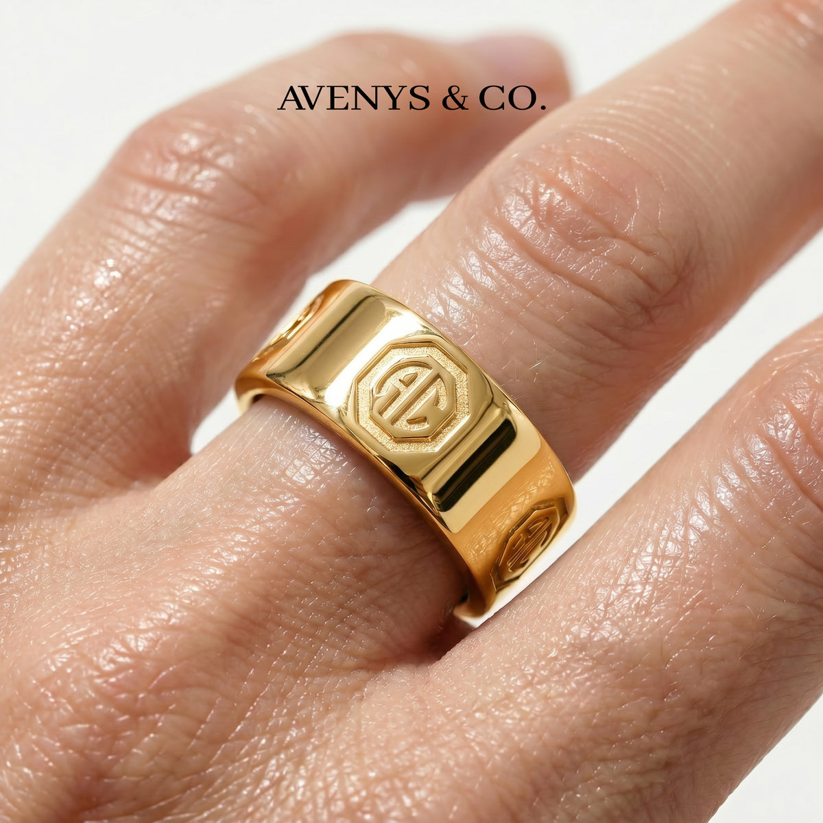 Halo Classic Ring – on Yellow Gold