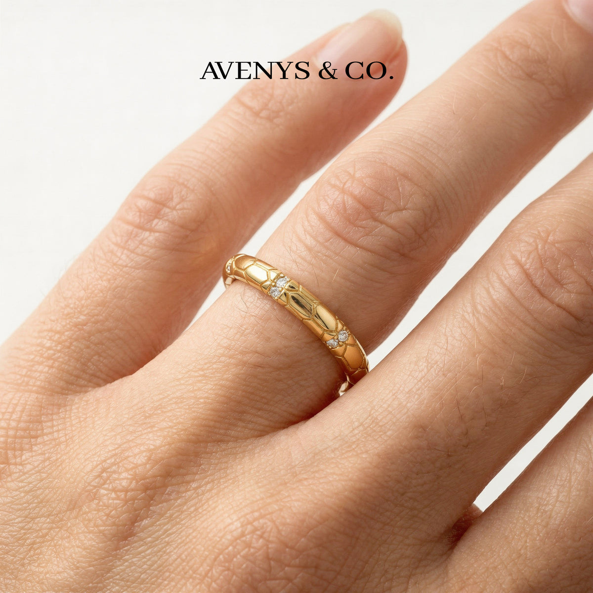 Dune Ring with White Round Stone – on Yellow Gold