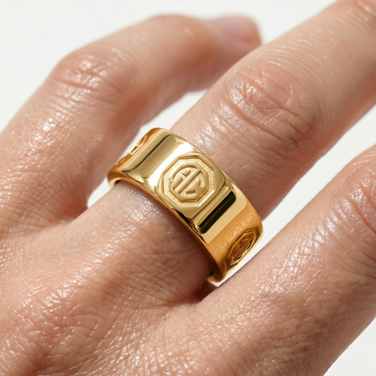 Halo Classic Ring – on Yellow Gold