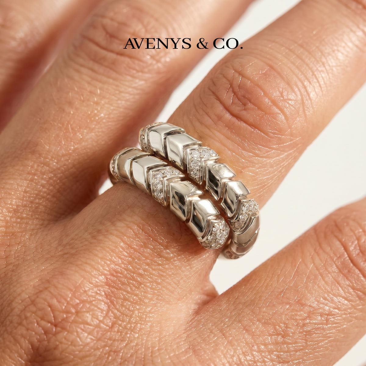 Chevron Ring with White Round Stone – on White Gold
