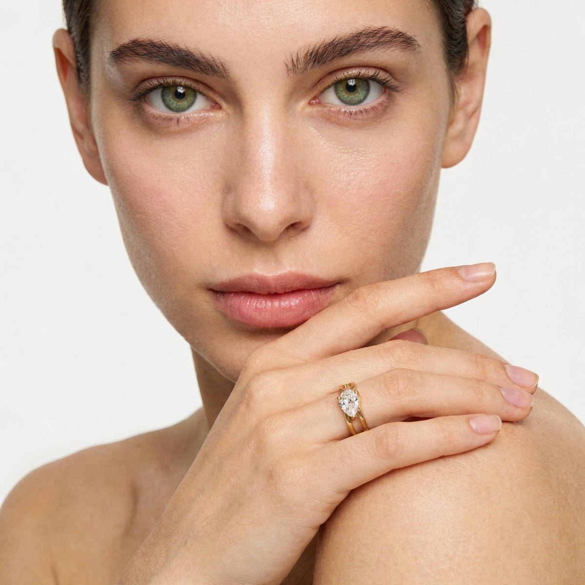 Bridge Classic Ring with White Pear Stone – on Yellow Gold