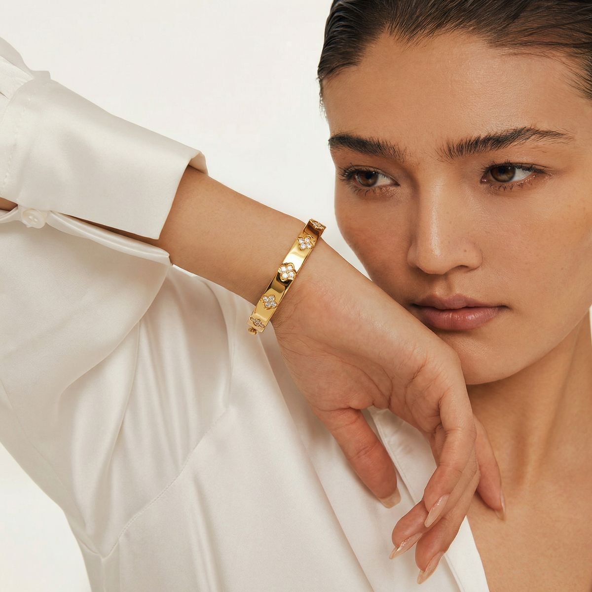 Quatrefoil Bangle with White Round Stone – on Yellow Gold