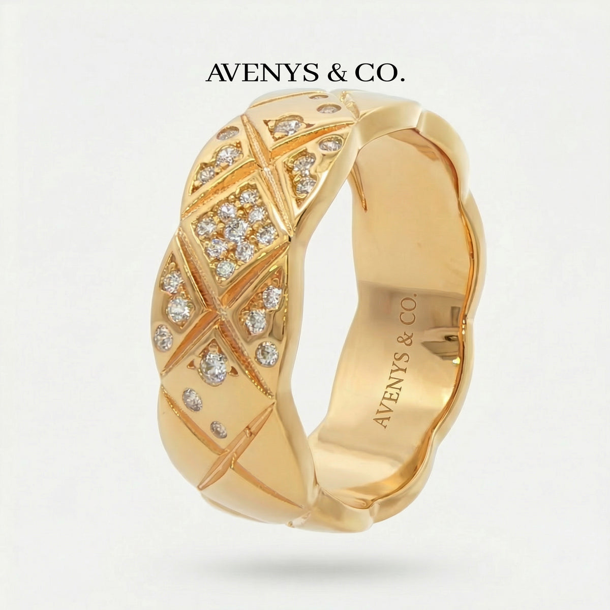 Crush Classic Ring with White Round Stone – on Yellow Gold