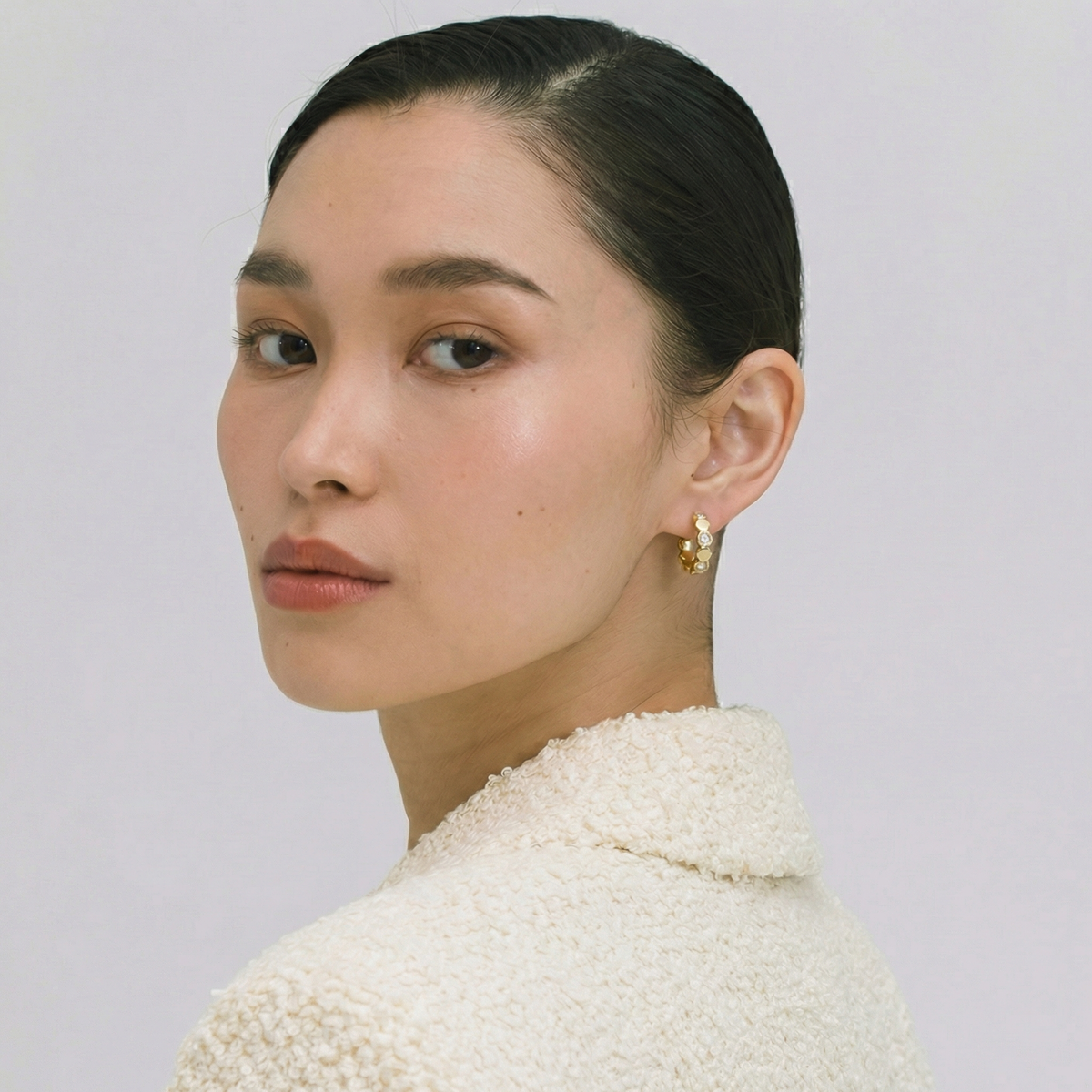 Honeycomb Earrings with White Round Stone – on Yellow Gold