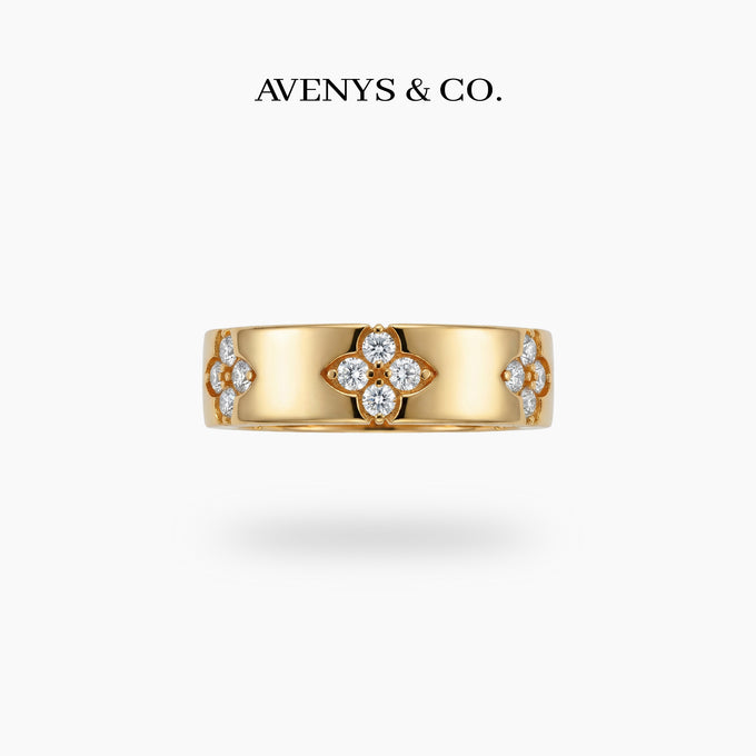 Quatrefoil Ring with White Round Stone – on Yellow Gold