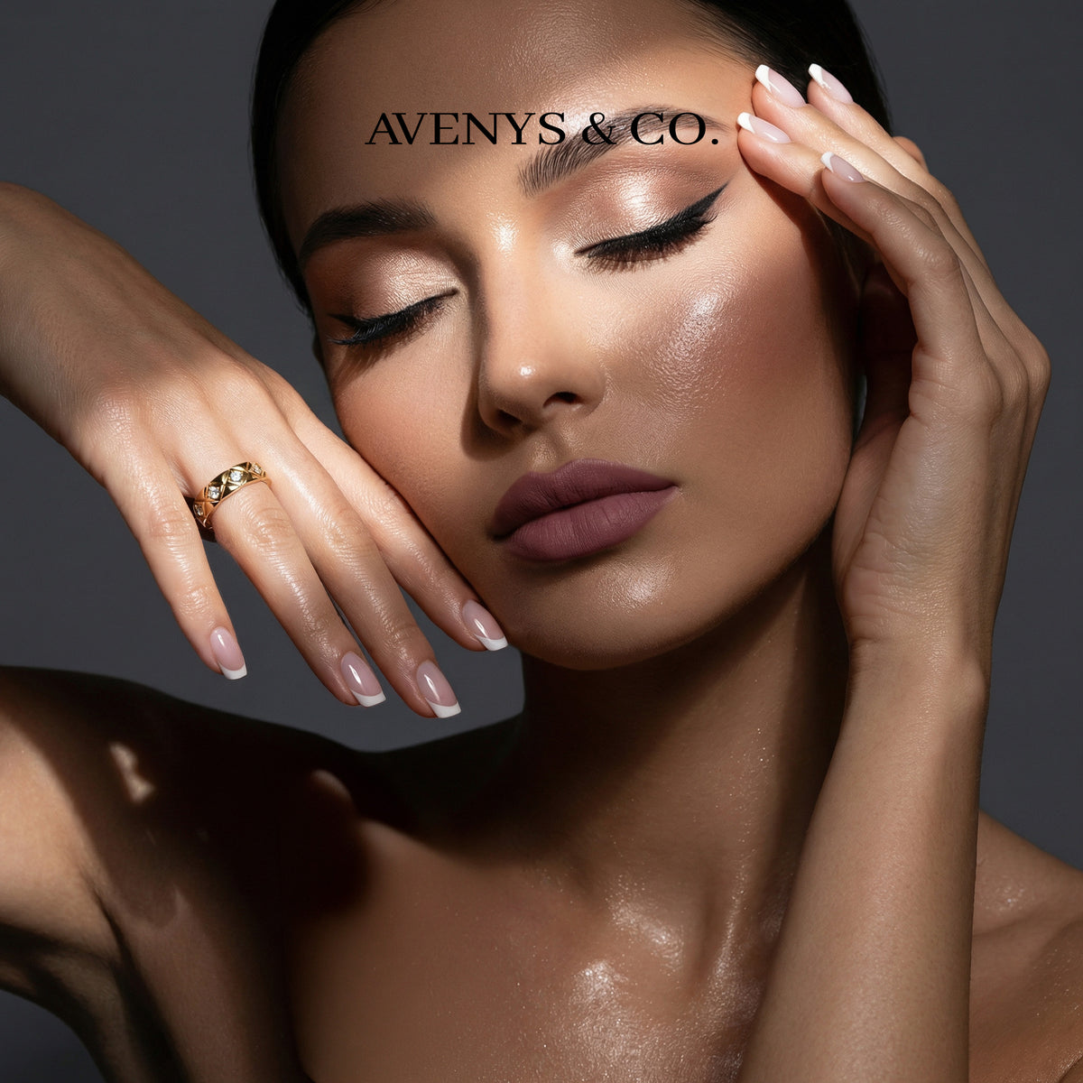 Crush Slim Ring with White Round Stone – on Yellow Gold