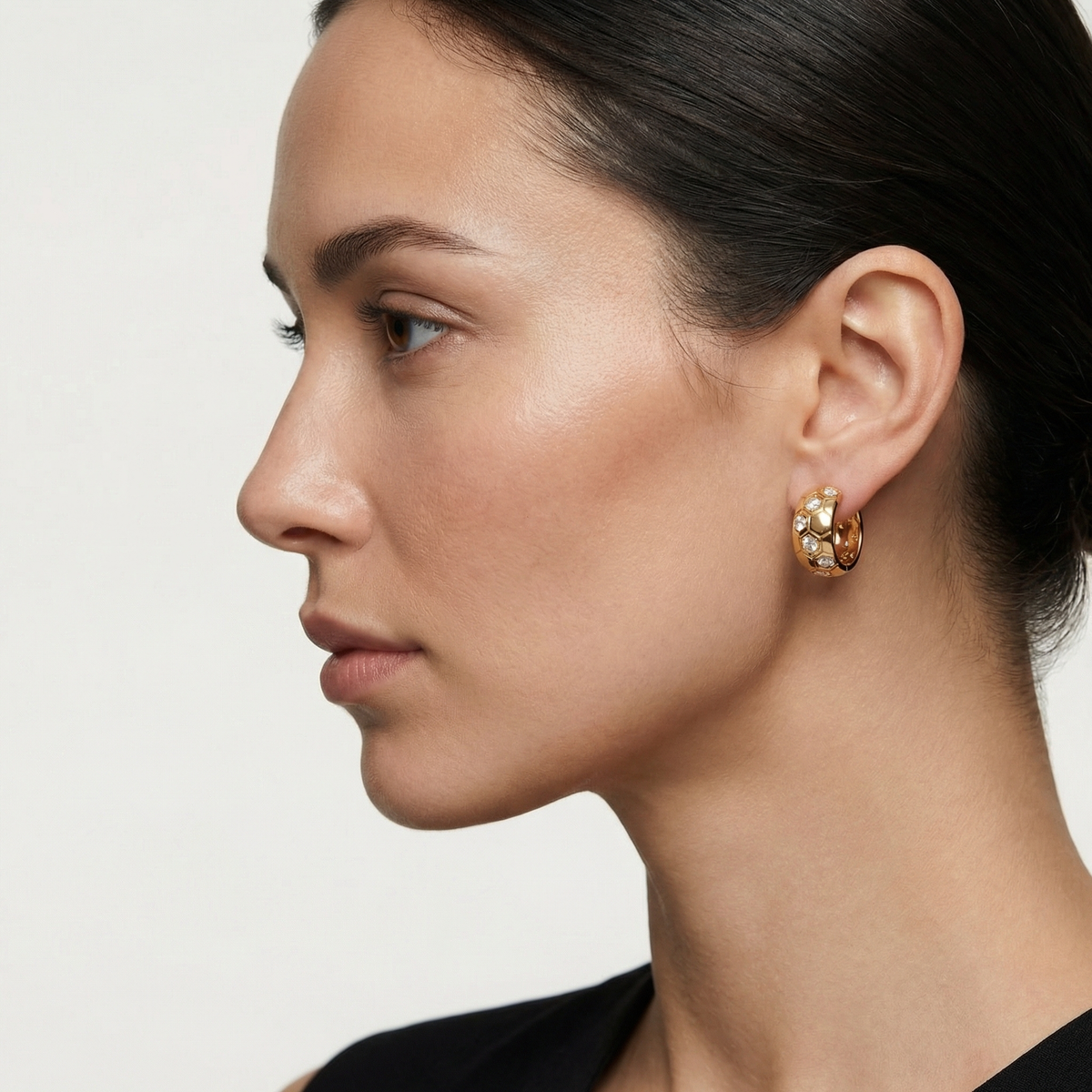 Honeycomb Wide Earrings with White Round Stone – on Yellow Gold