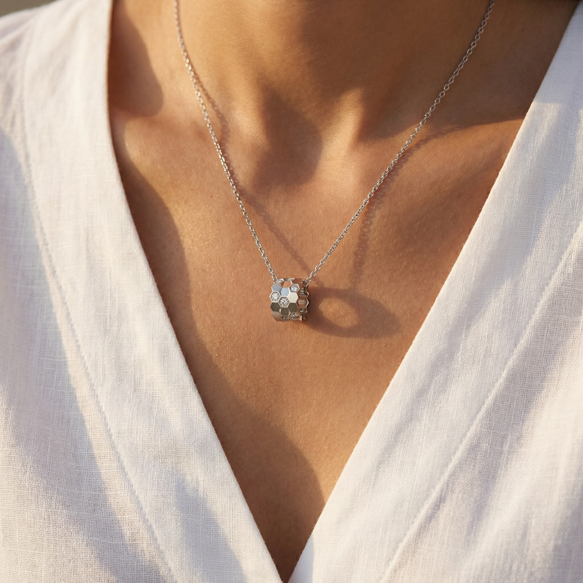Honeycomb Necklace with White Round Stone – on White Gold