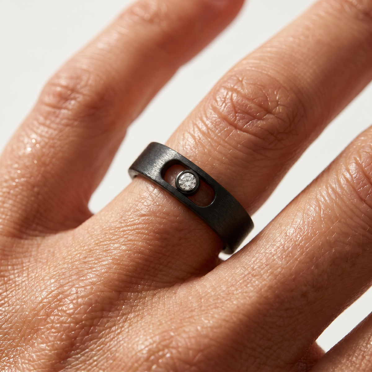 AV Glide™ Brushed Ring – on Black Gold, 5 Woman